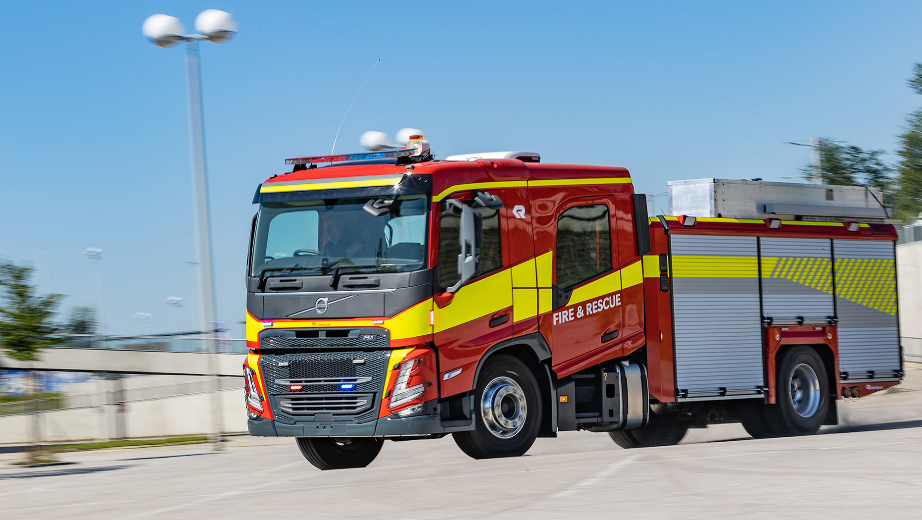 Das neue Mannschaftsfahrerhaus von Volvo Trucks wurde in Zusammenarbeit mit Unternehmen wie Rosenbauer, einem der weltweit führenden Aufbauhersteller für Einsatzfahrzeuge, für den globalen Markt entwickelt. Dies ist ein Prototyp des Volvo FM mit dem ET-Aufbau von Rosenbauer für die australische Feuerwehr. Foto: Rosenbauer.